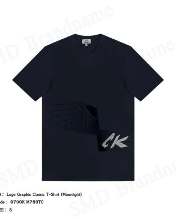 CK Calvin Klein เสื้อยืดคอกลมผู้ชาย รุ่น Faded Monogram Logo Pocket Classic T-Shirt (Moonlight) Code: 0790K M780TC